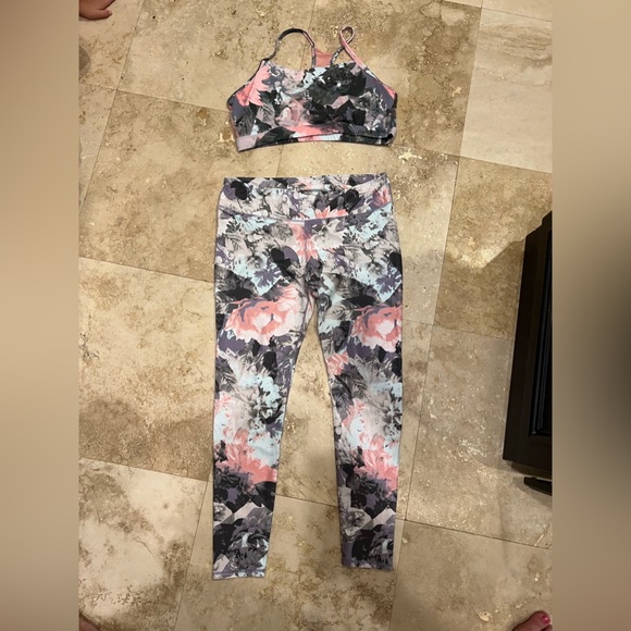 Fabletics workout bottoms and bras - Picture 2 of 3